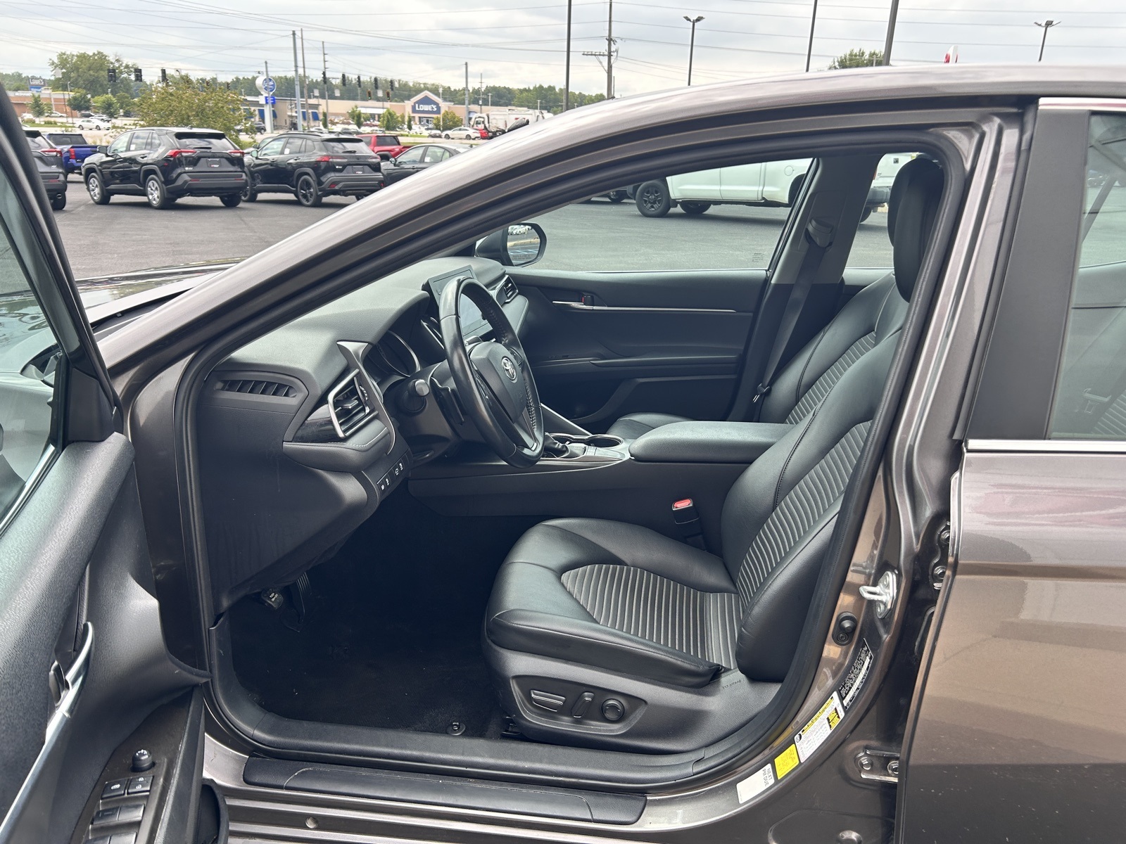 2022 Toyota Camry SE photo 16