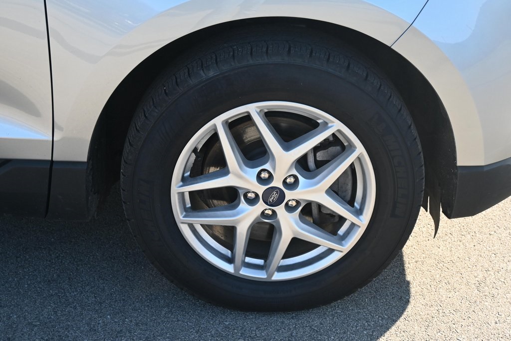 2022 Ford Edge SEL photo 16