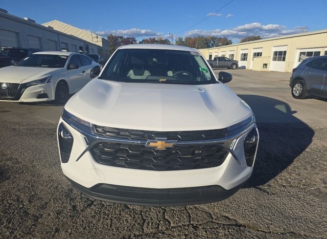 2025 Chevrolet Trax LS photo 4