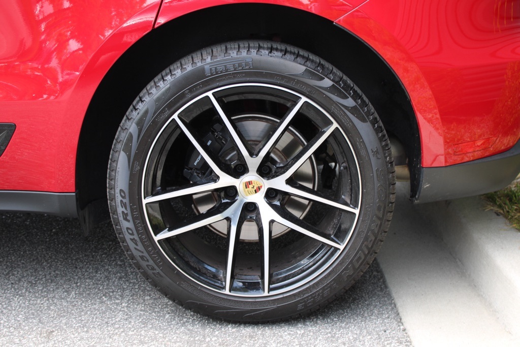 2025 Porsche Macan T photo 18