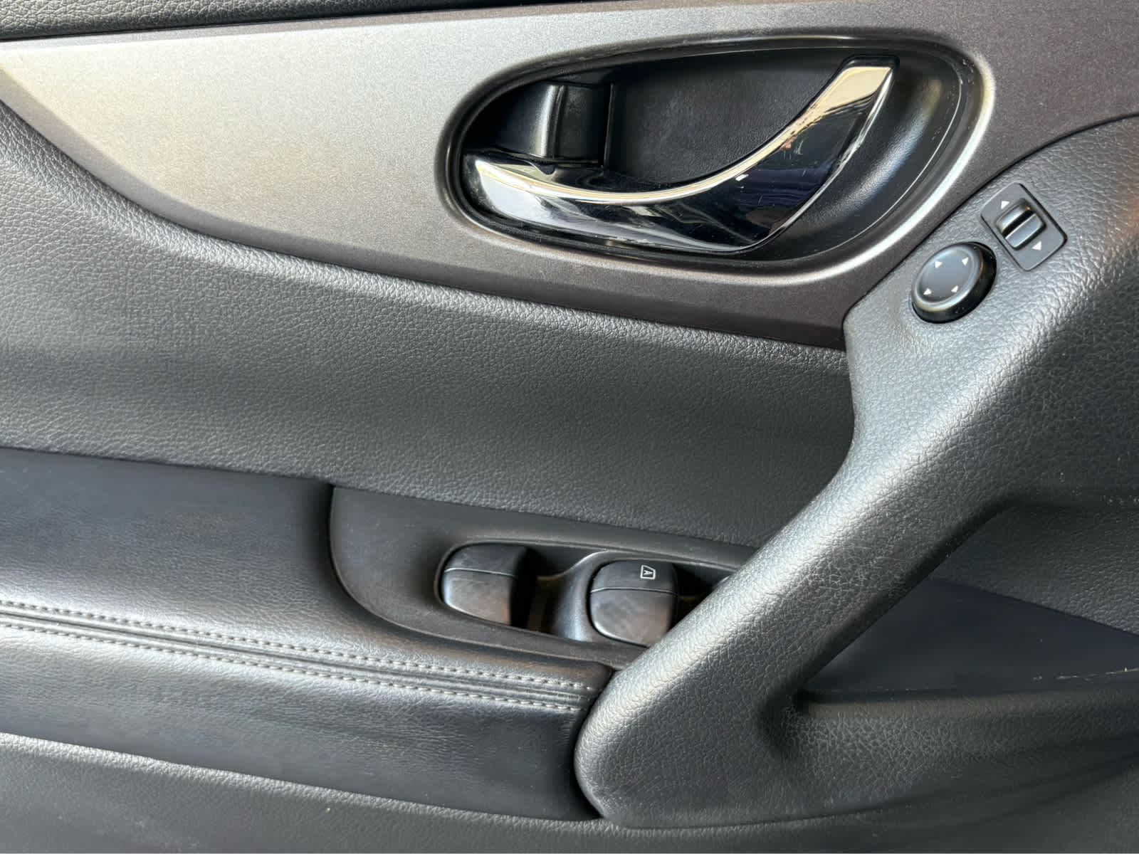 2016 Nissan Rogue SV photo 15