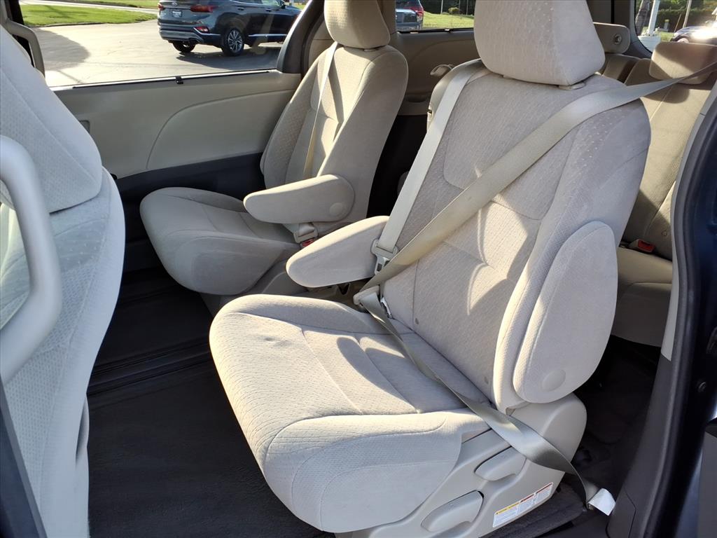 2015 Toyota Sienna LE photo 4