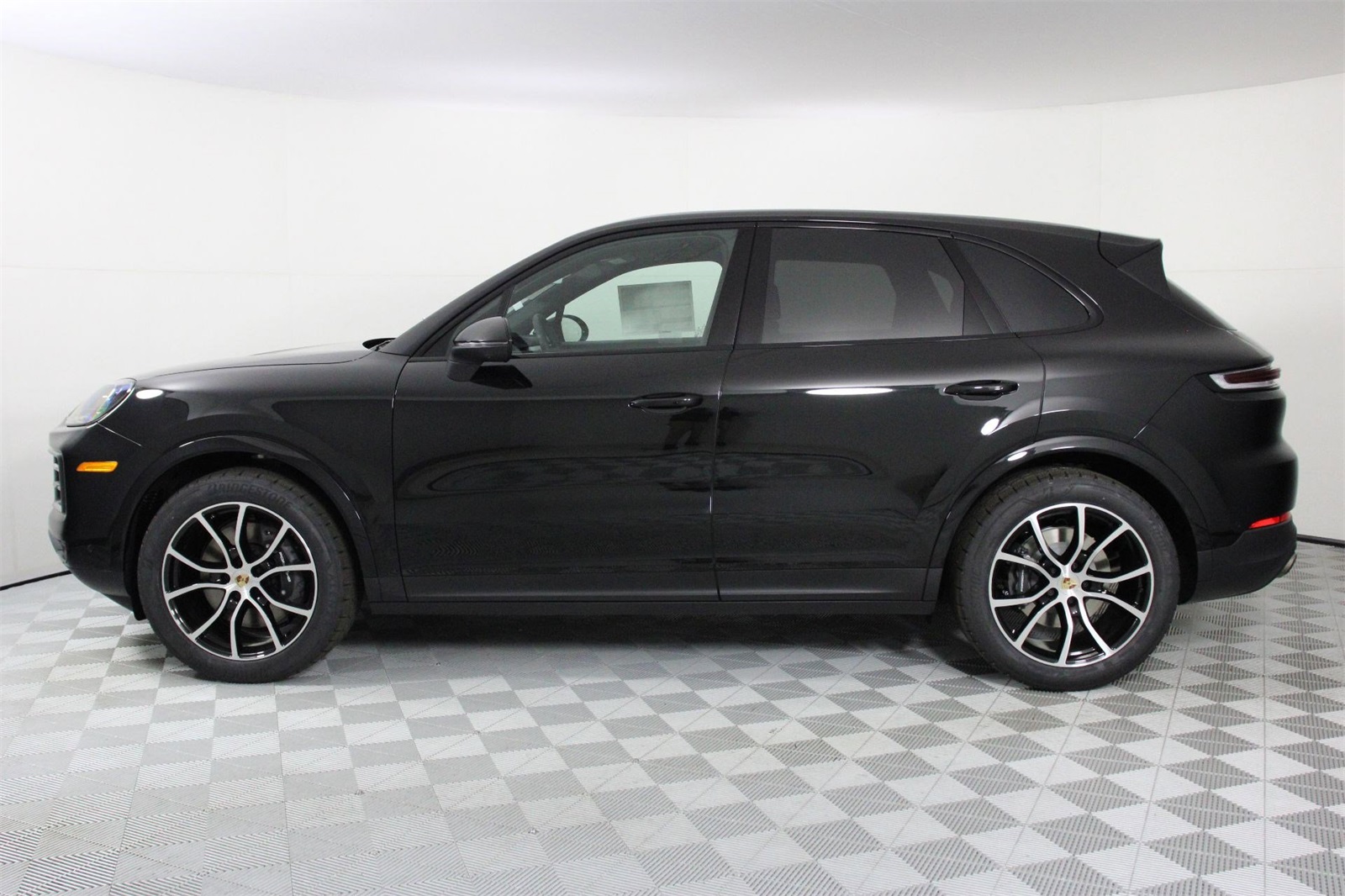 2025 Porsche Cayenne photo 2