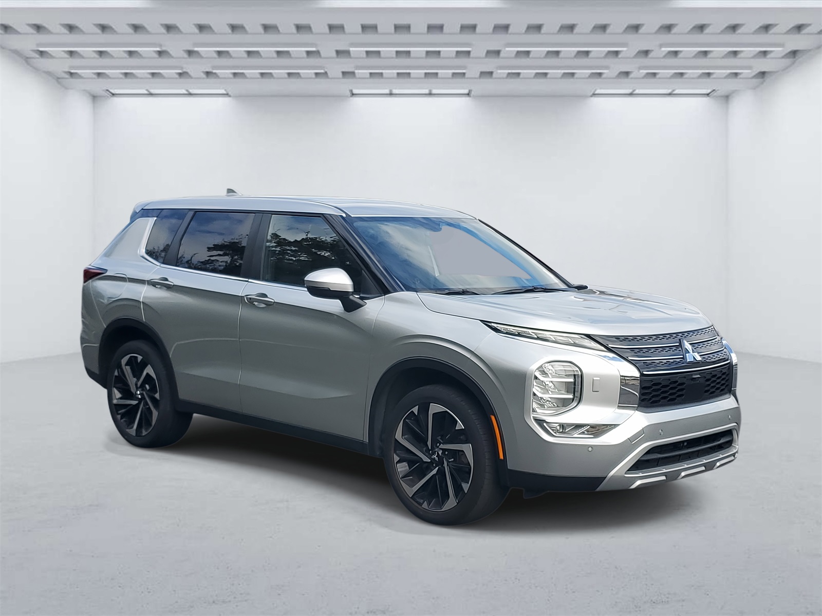 2024 Mitsubishi Outlander SE's photo