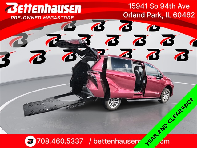 2024 Toyota Sienna LE's photo