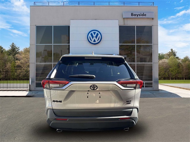2022 Toyota RAV4 XLE photo 3