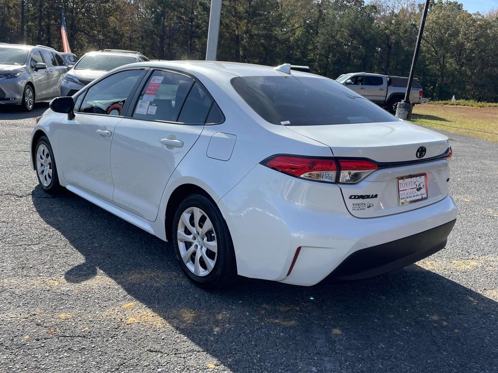 2025 Toyota Corolla LE photo 4