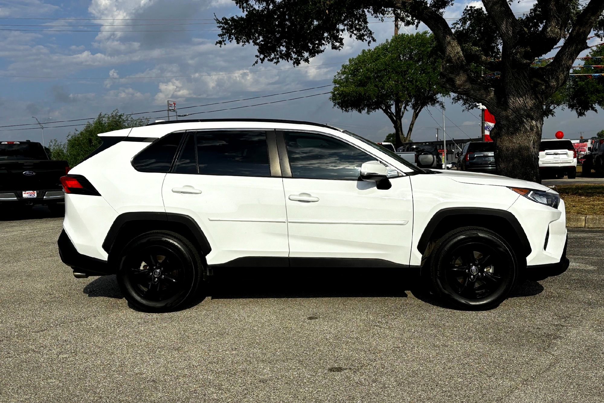 2021 Toyota RAV4 XLE photo 3
