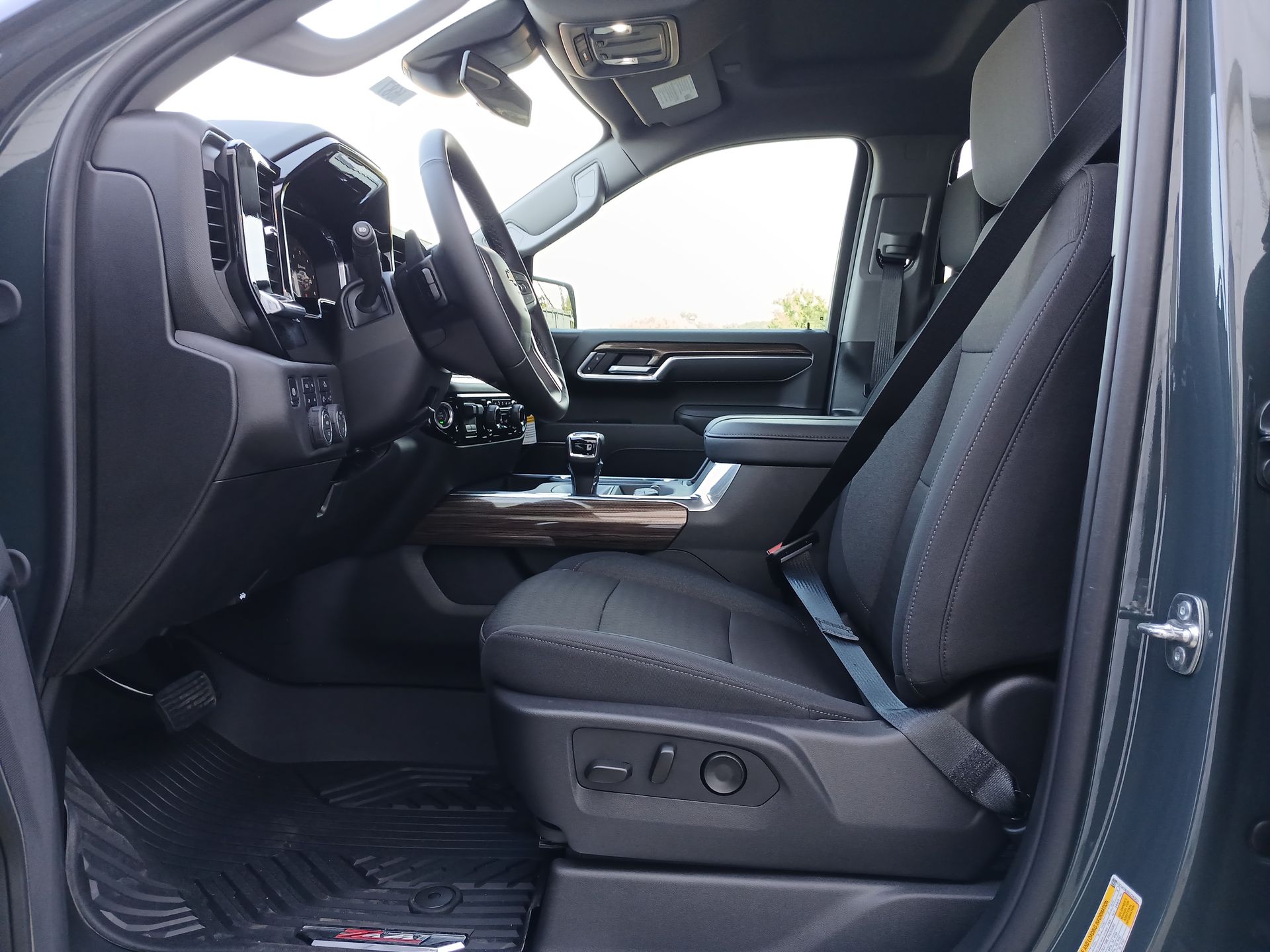 2025 Chevrolet Silverado 1500 LT photo 19
