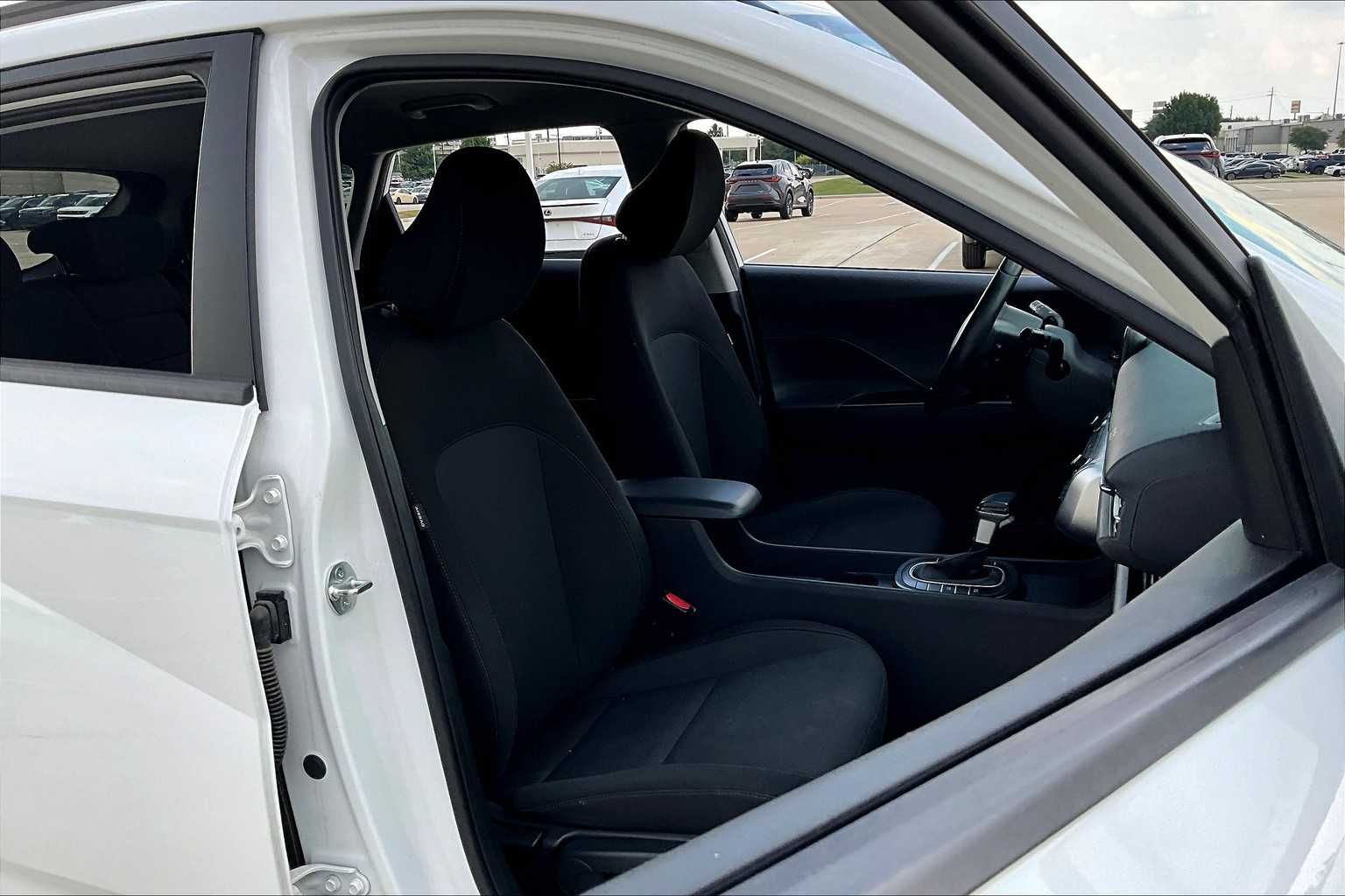 2024 Hyundai Kona SEL photo 8