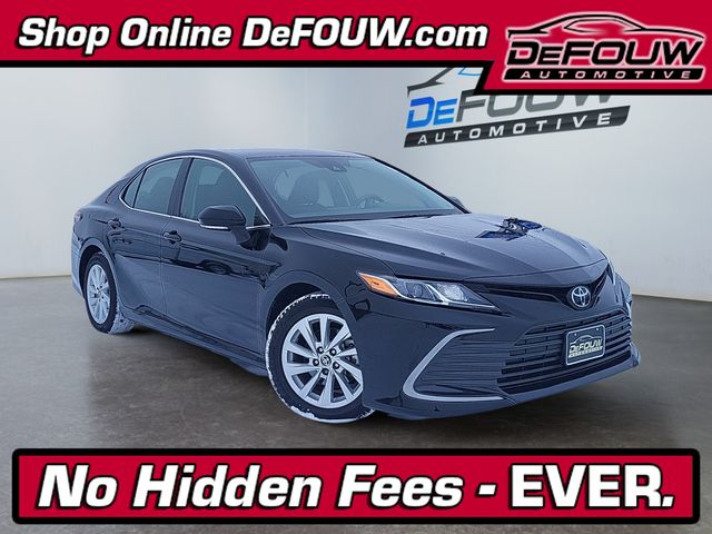 2024 Toyota Camry LE's photo