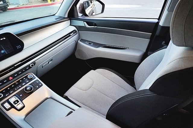 Used 2023 Red Hyundai SE image 21