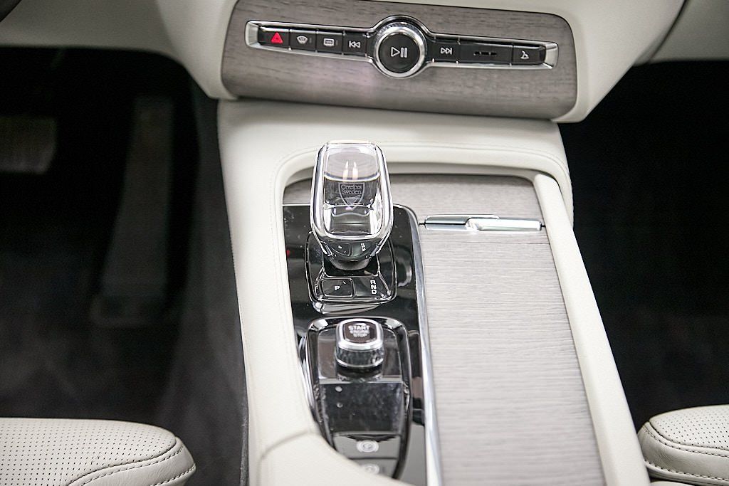 2023 VOLVO XC90 - Image 32