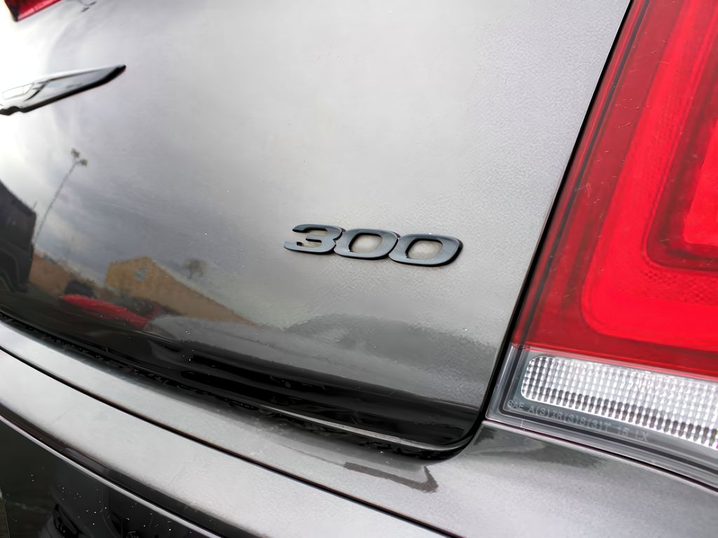 2022 Chrysler 300 Touring L photo 21