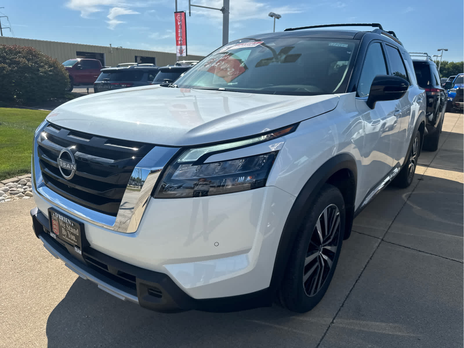 2025 Nissan Pathfinder Platinum photo 2