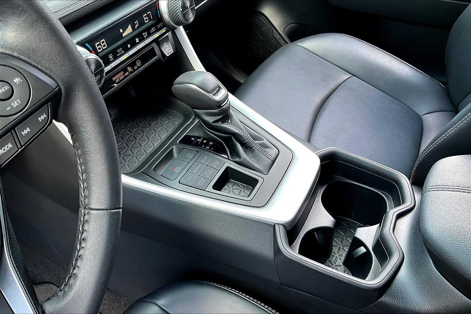 2021 Toyota RAV4 XLE Premium photo 15