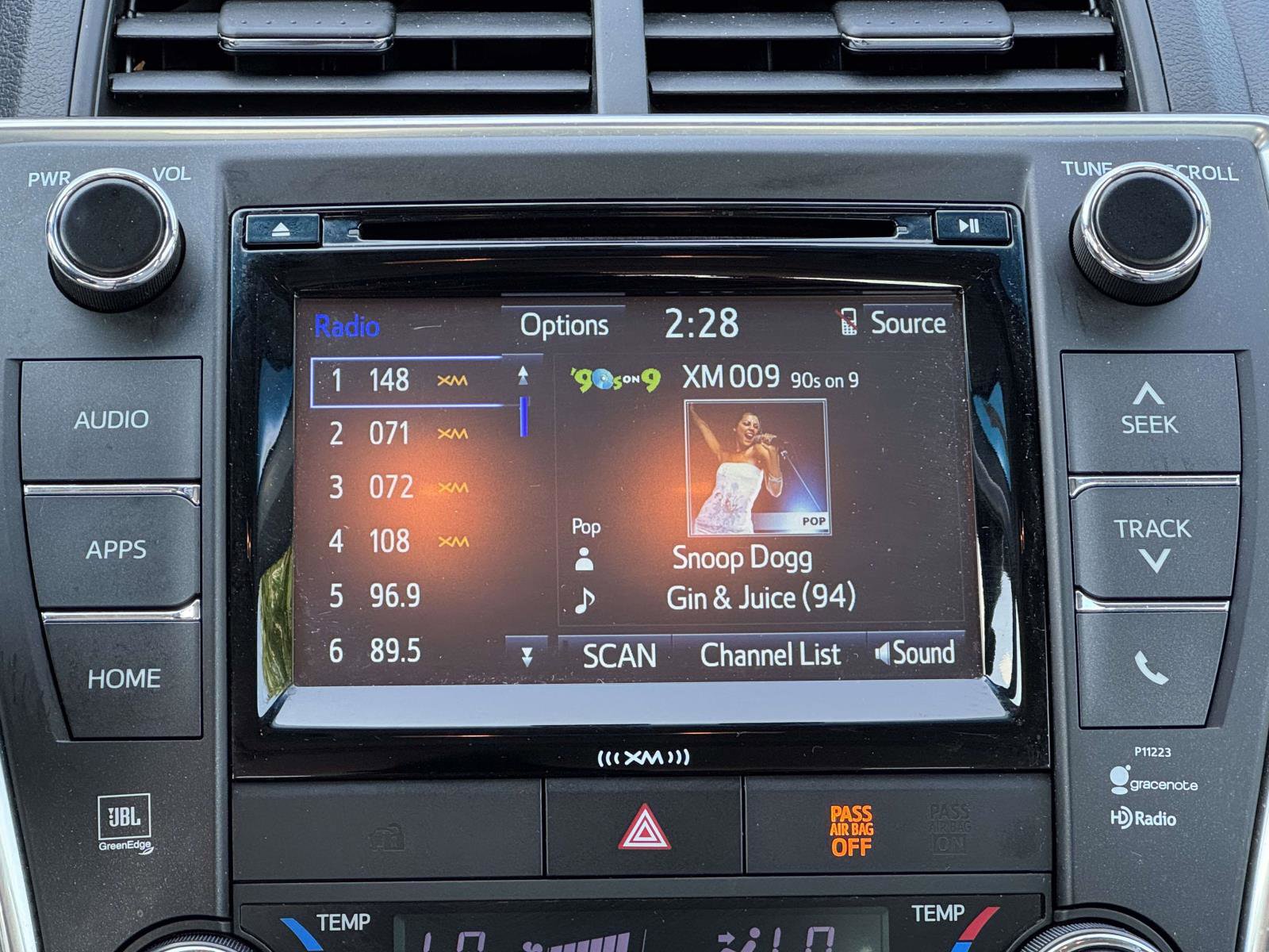 2017 Toyota Camry XLE photo 16