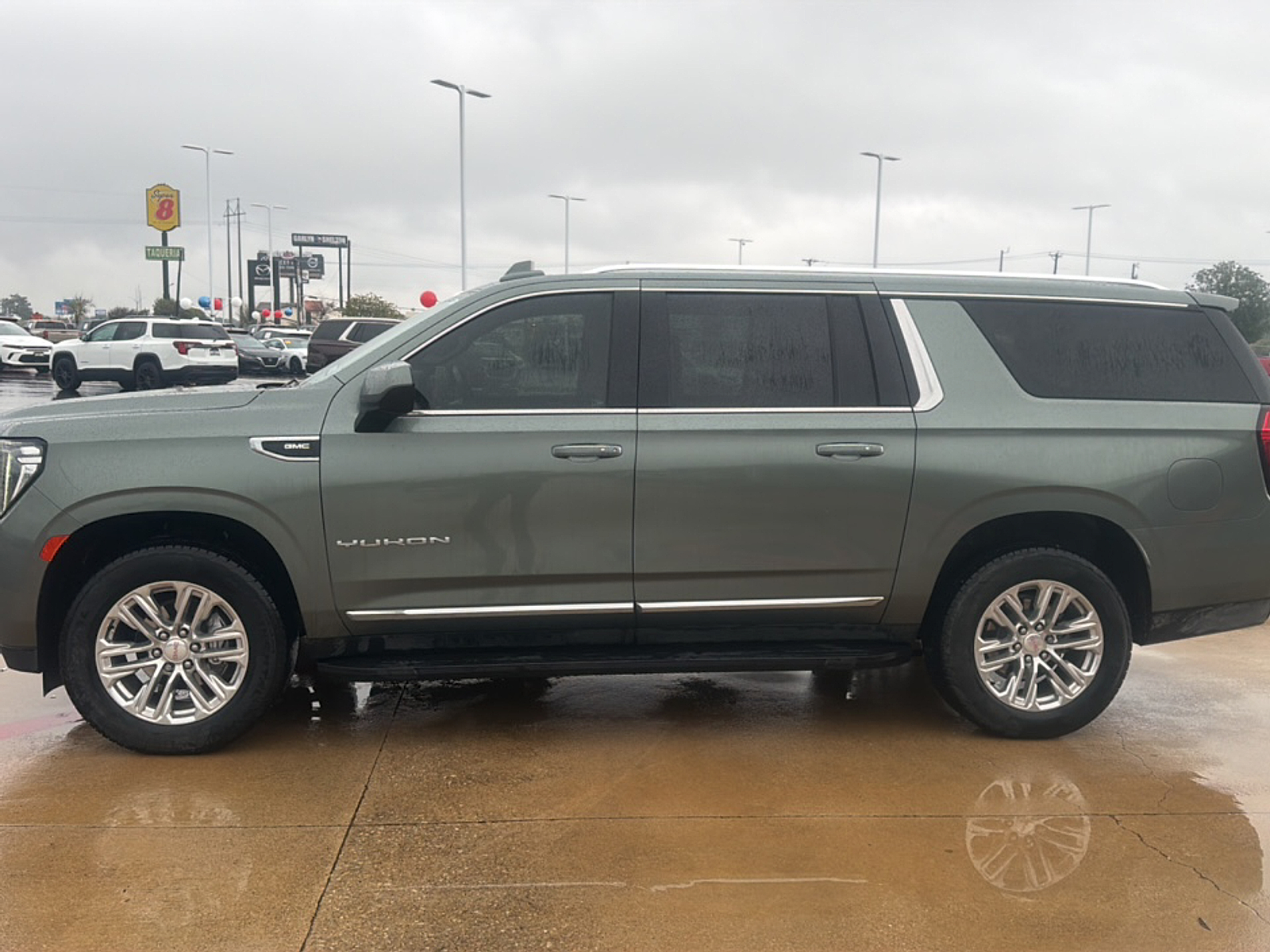 2023 Gmc Yukon XL SLT photo 4