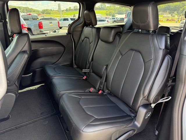 2026 Chrysler Pacifica photo 5