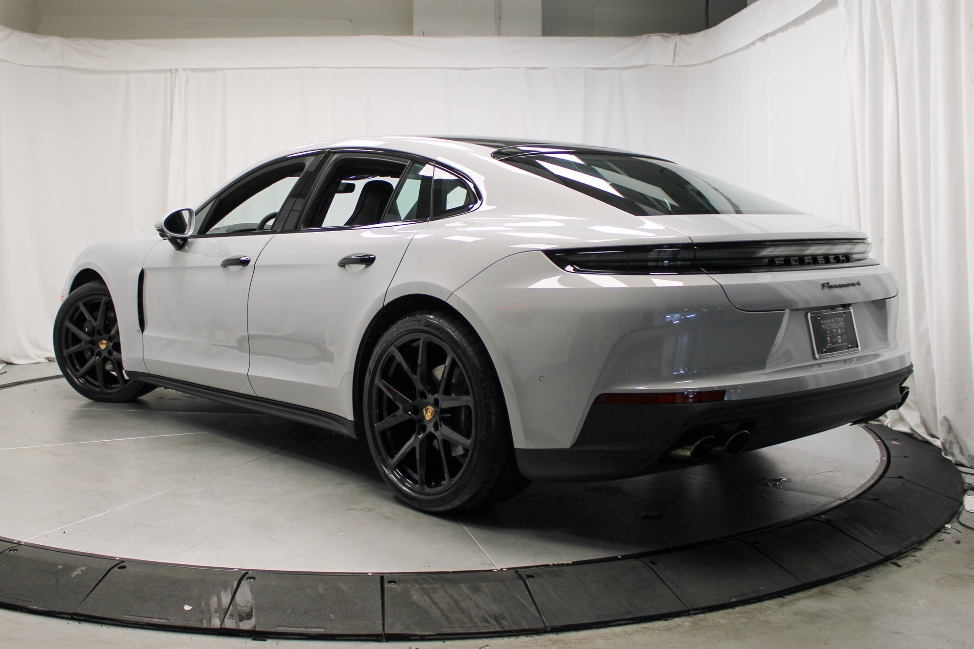 2025 Porsche Panamera 4 photo 3