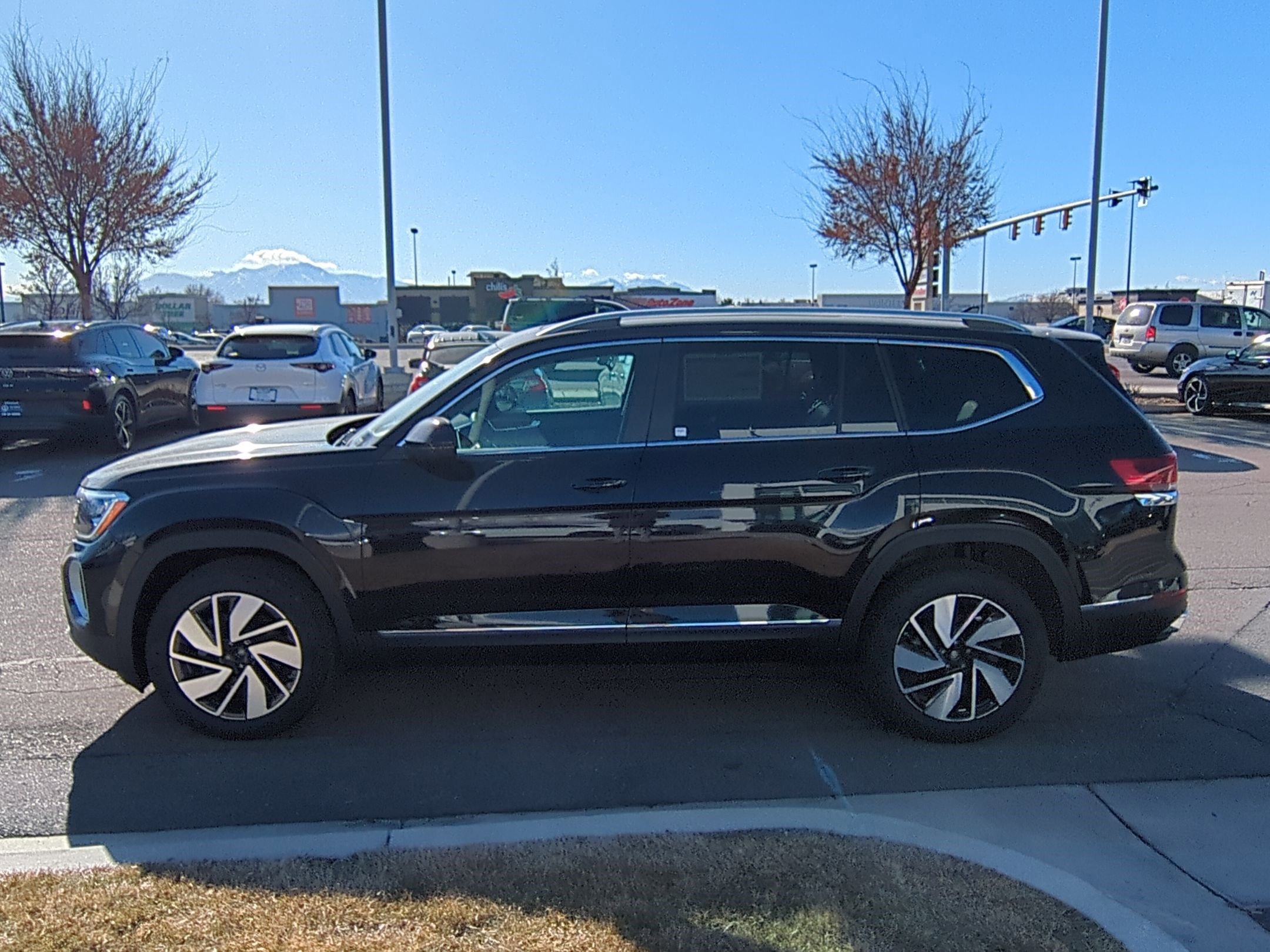 2025 Volkswagen Atlas SEL photo 5