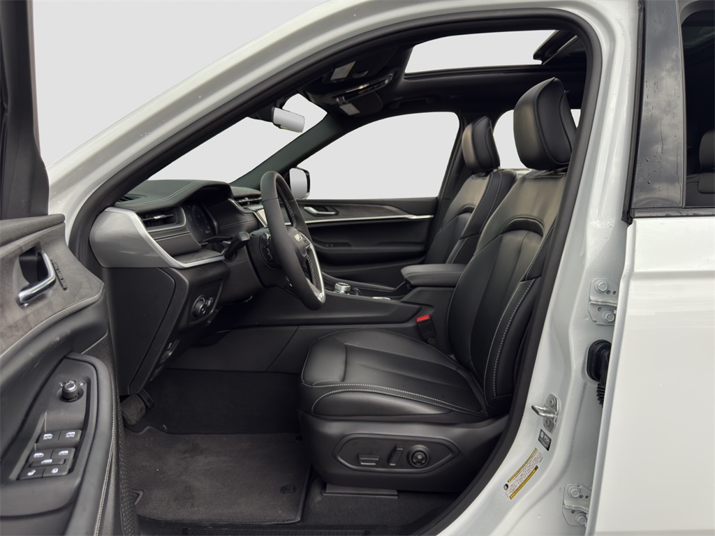 2025 Jeep Grand Cherokee Limited photo 9