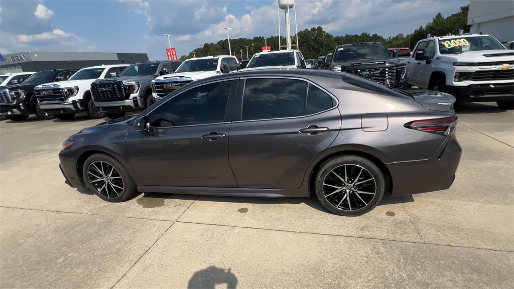 2022 Toyota Camry SE photo 5