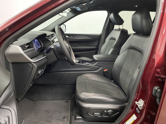 2025 Jeep Grand Cherokee Altitude photo 4