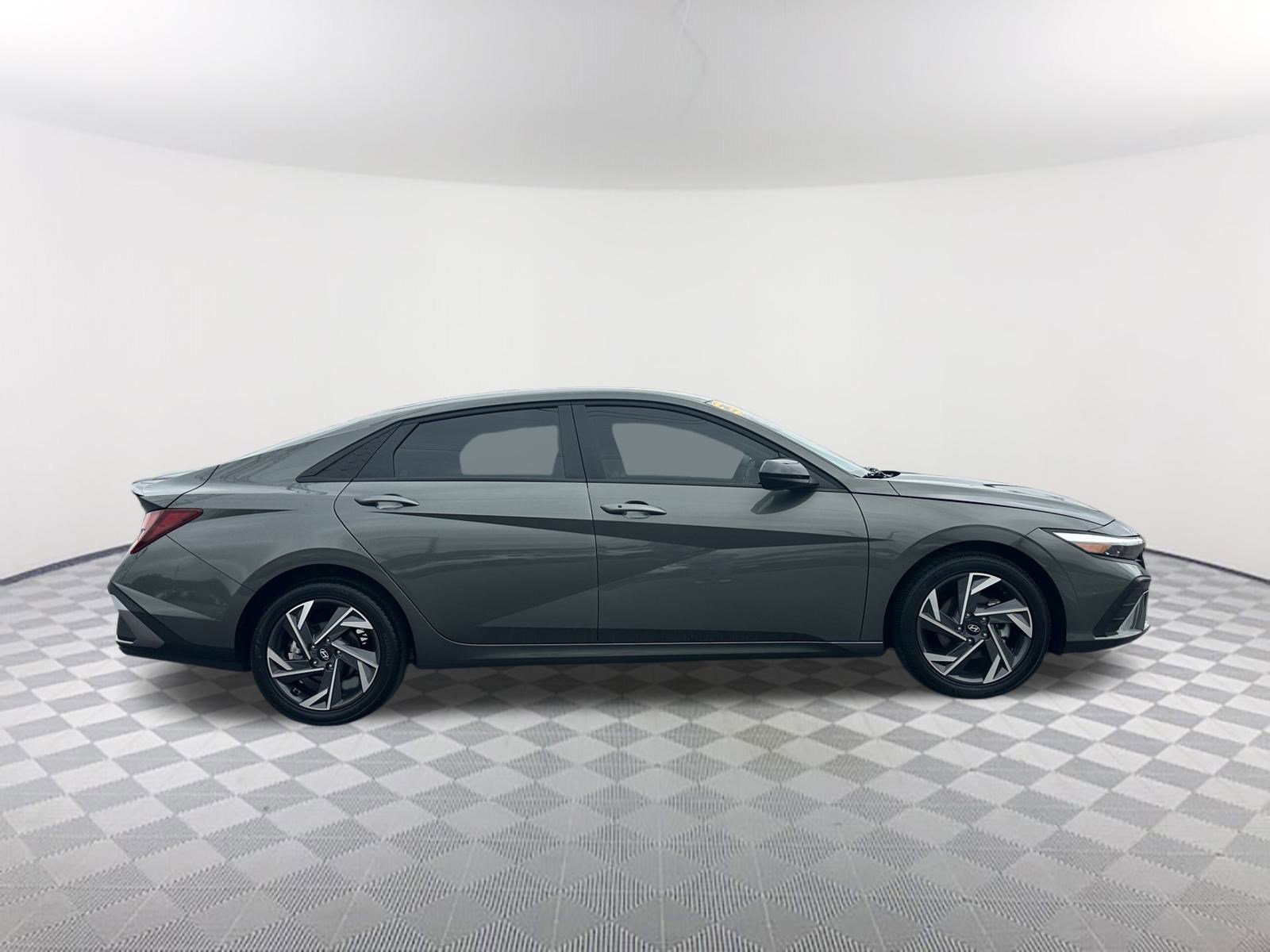 2025 Hyundai Elantra SEL Sport photo 3