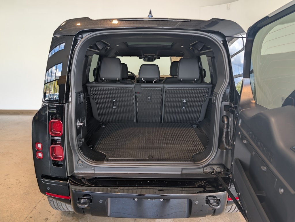 2025 Land Rover Defender 110 X-Dynamic SE photo 4