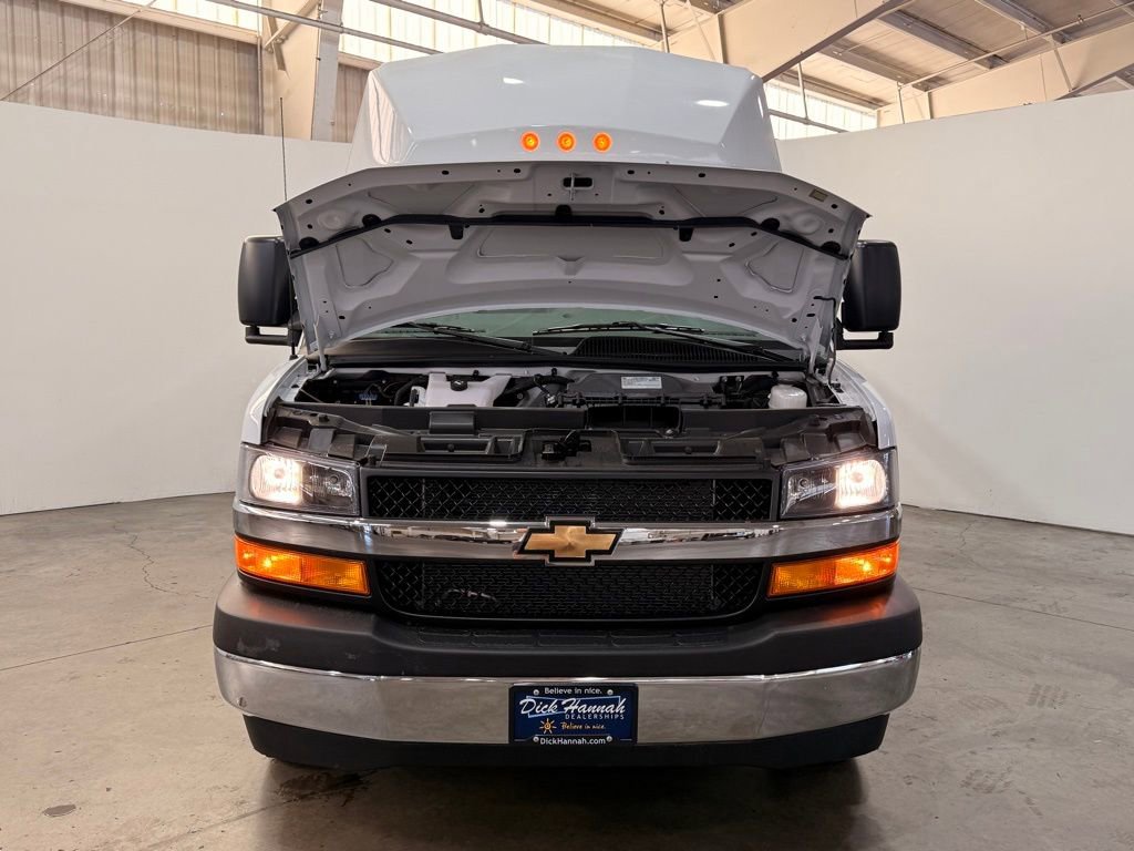 2025 Chevrolet Express 3500 Work Van Cutaway photo 2
