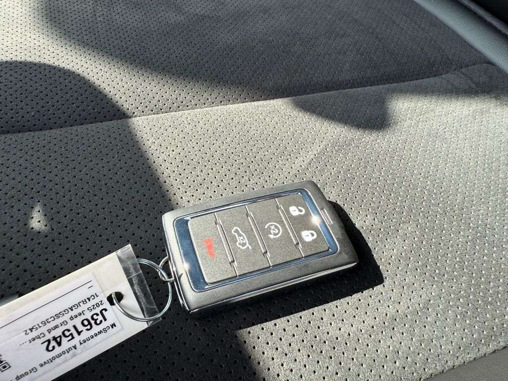 2025 Jeep Grand Cherokee Altitude photo 26
