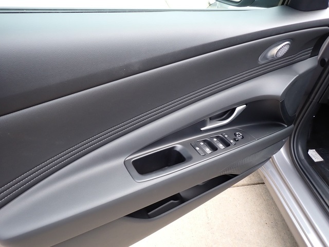 2025 Hyundai Elantra Limited photo 14