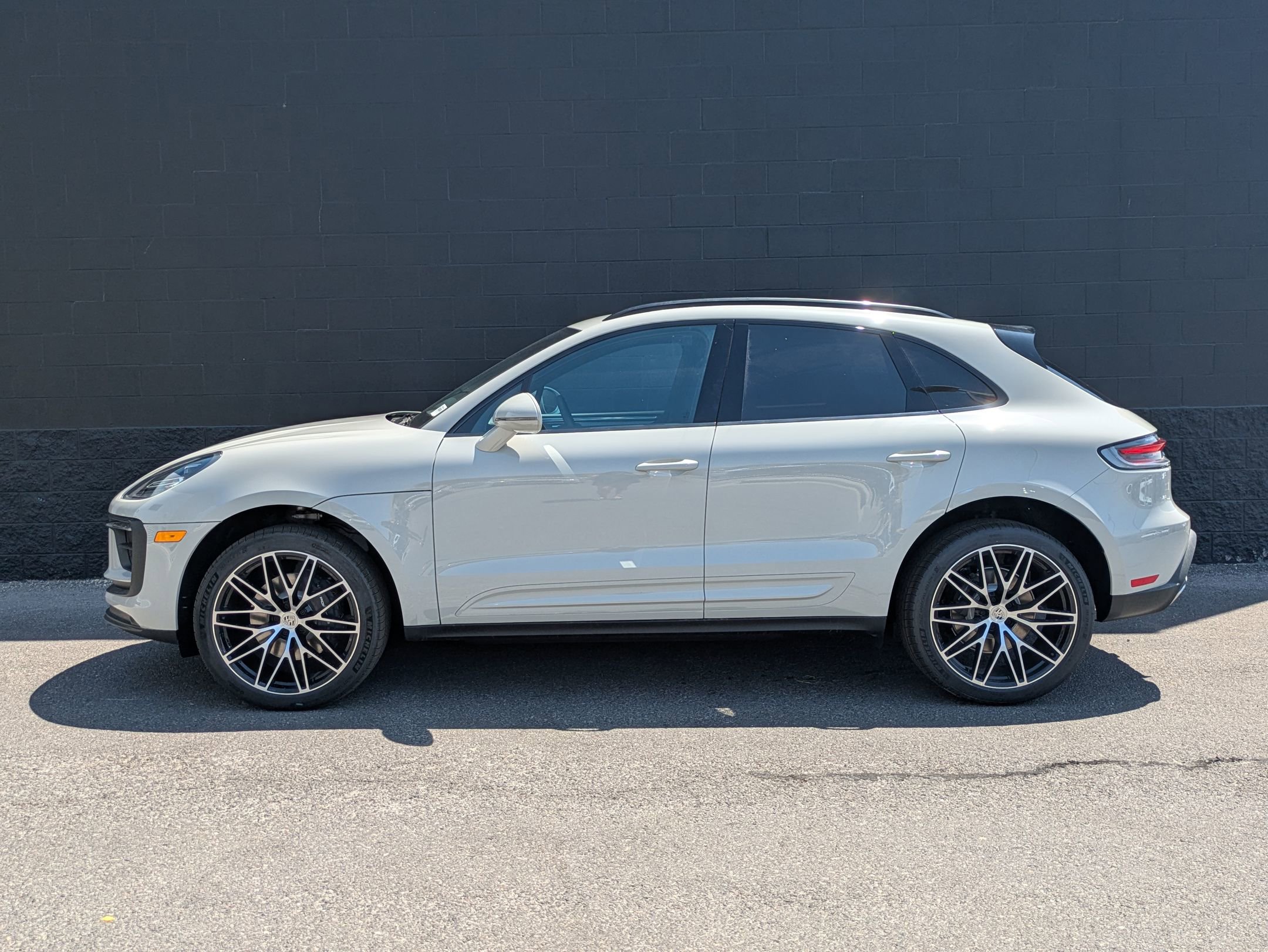2025 Porsche Macan T photo 2