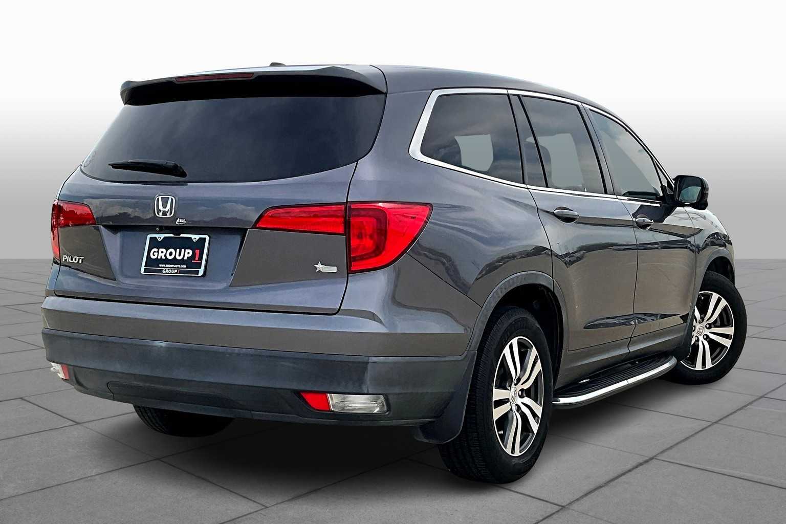 2017 Honda Pilot EX photo 11