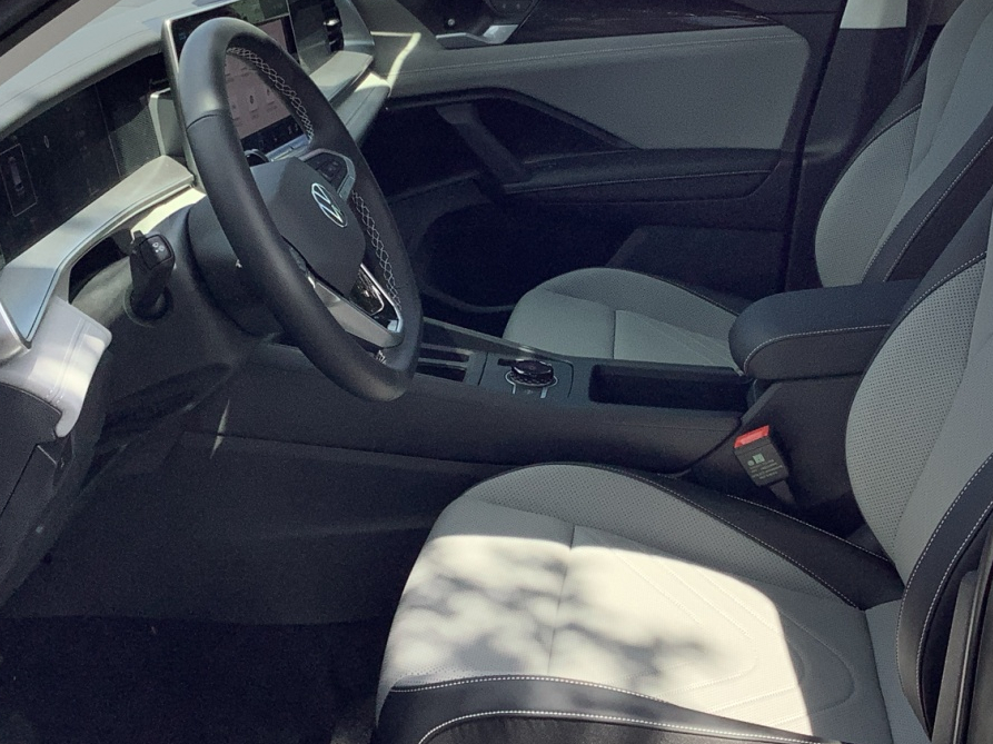 2025 Volkswagen Tiguan SE photo 19