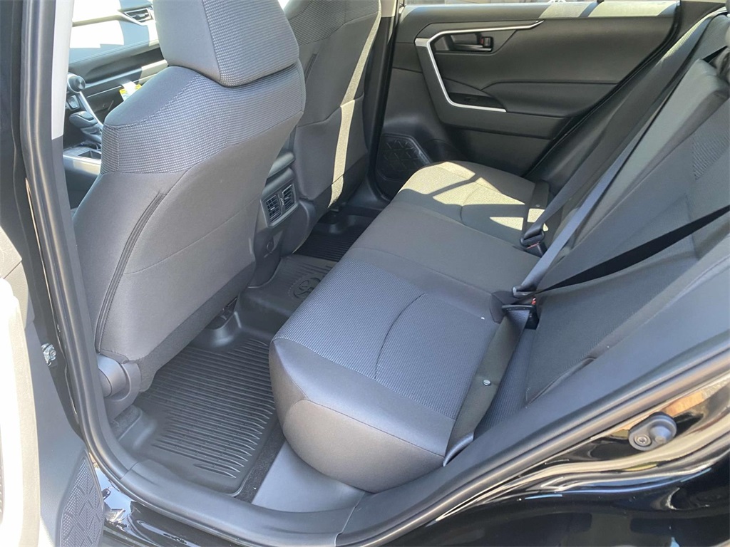 2025 Toyota RAV4 LE photo 8