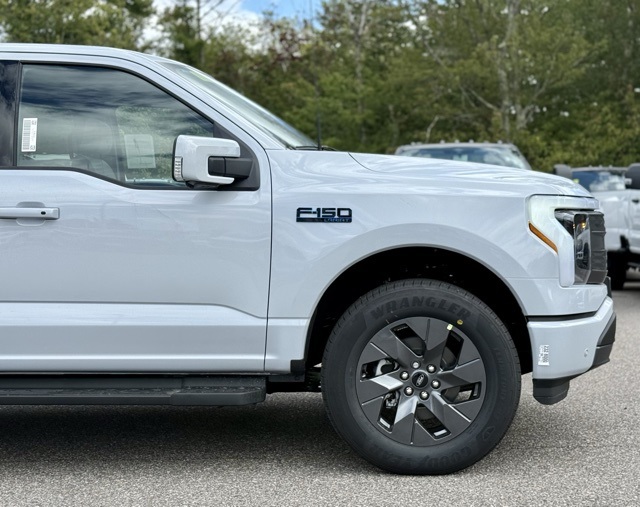 2025 Ford F-150 Lightning Lariat photo 2