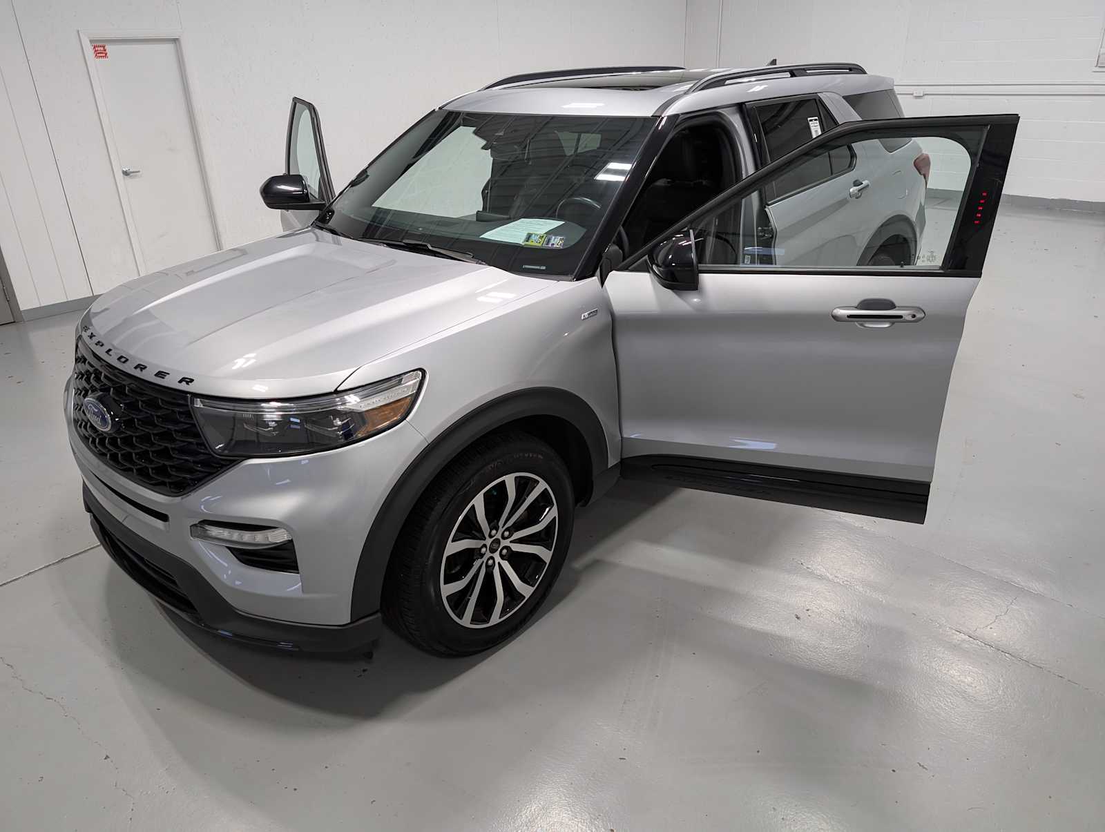2022 Ford Explorer ST-Line photo 15