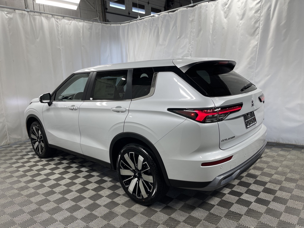 2025 Mitsubishi Outlander SE photo 3