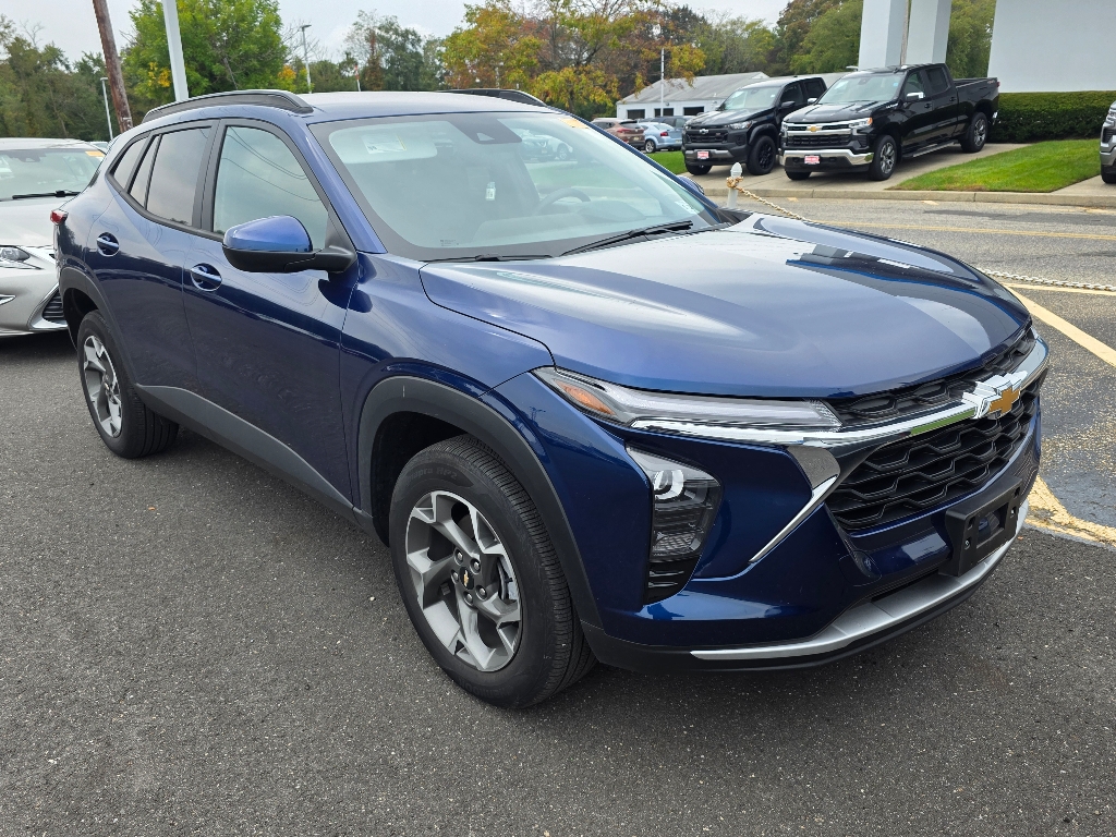 2024 Chevrolet Trax LT photo 2