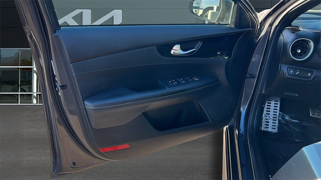2022 Kia Forte GT-Line photo 10