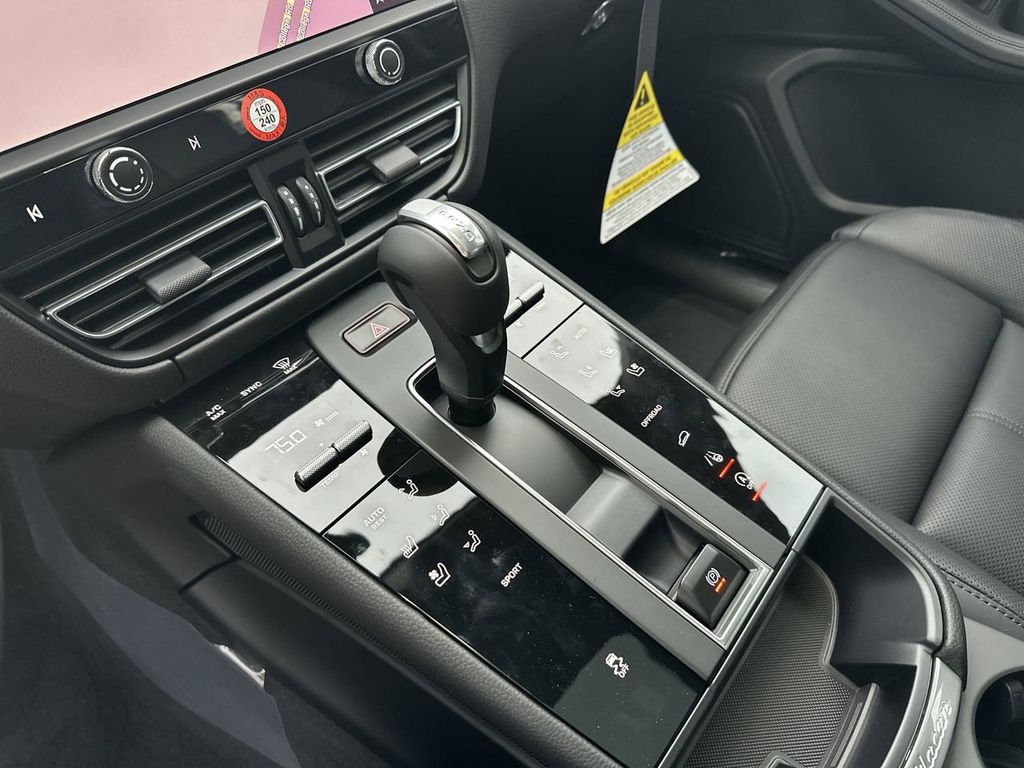 2025 Porsche Macan Base photo 16
