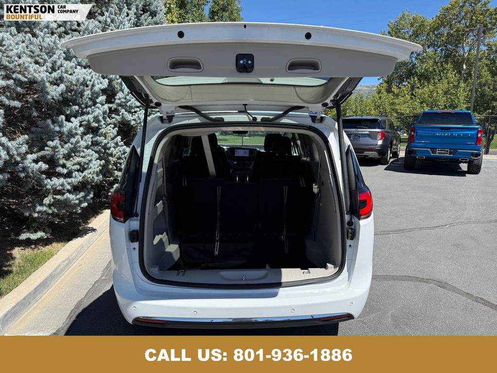 2024 Chrysler Pacifica Touring L photo 32