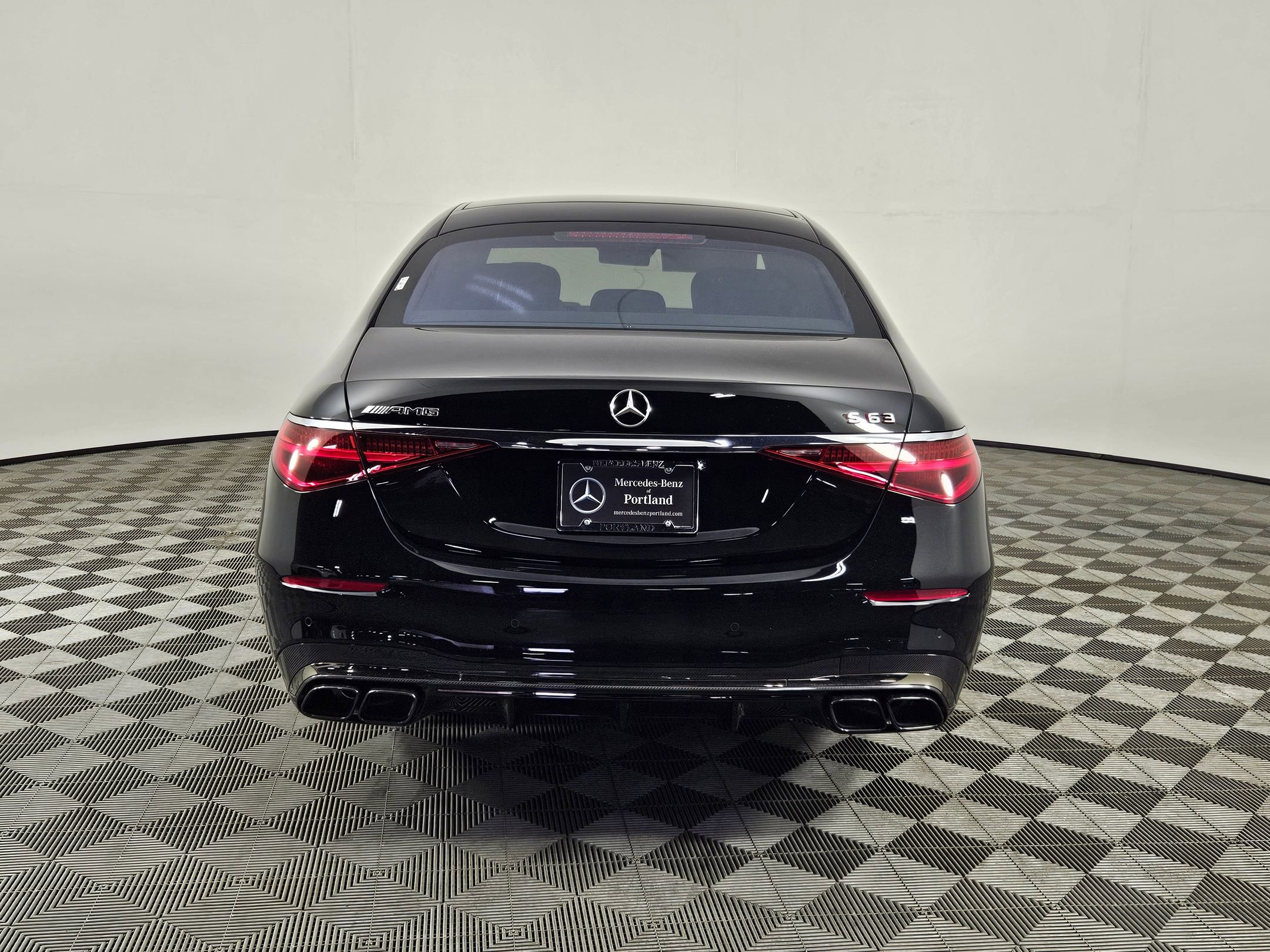 2025 Mercedes Benz S AMG 63 e 4MATIC photo 4