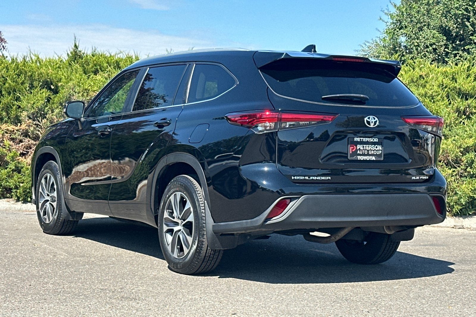 2023 Toyota Highlander XLE photo 2