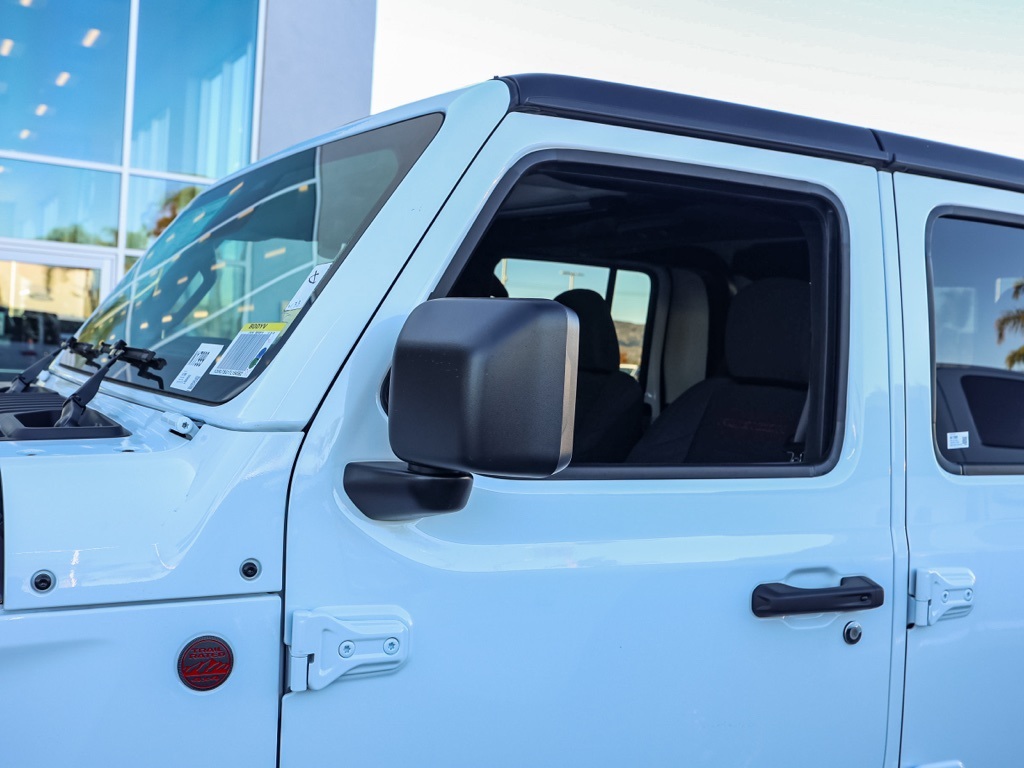 New 2026 Bright White Clear-Coat Exterior Paint Jeep Rubicon image 11