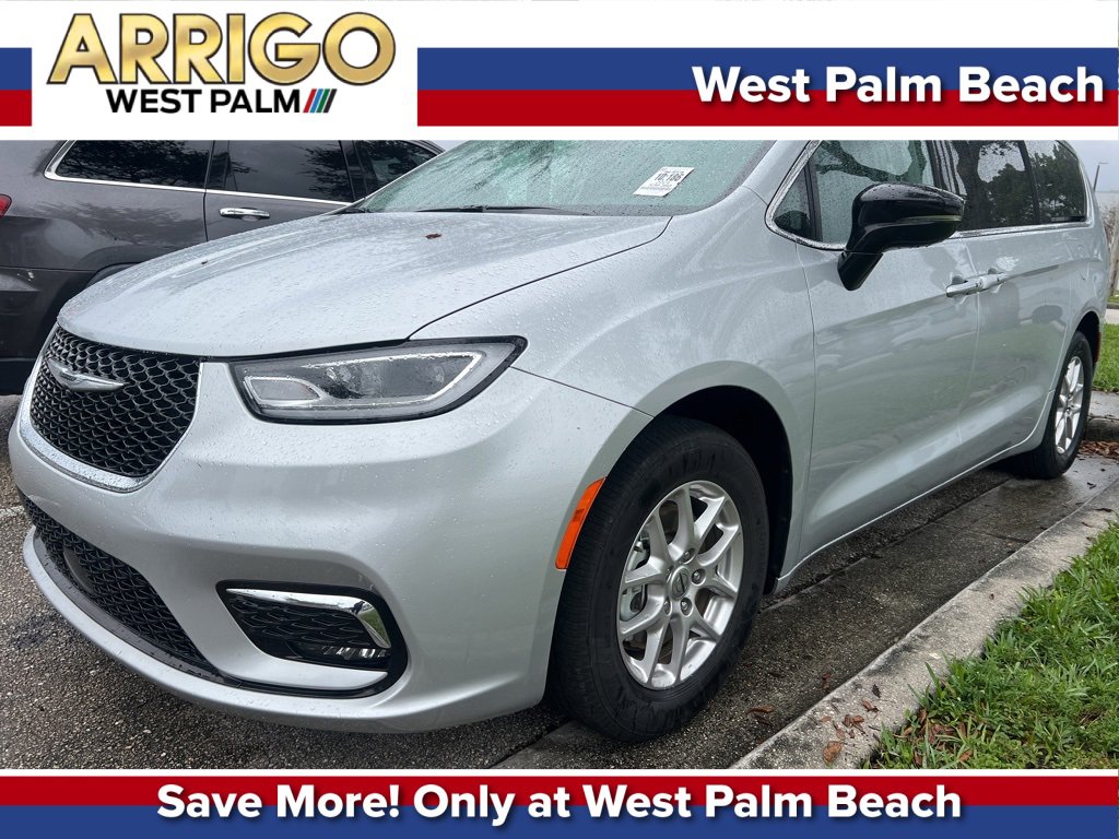 2024 Chrysler Pacifica Touring L's photo