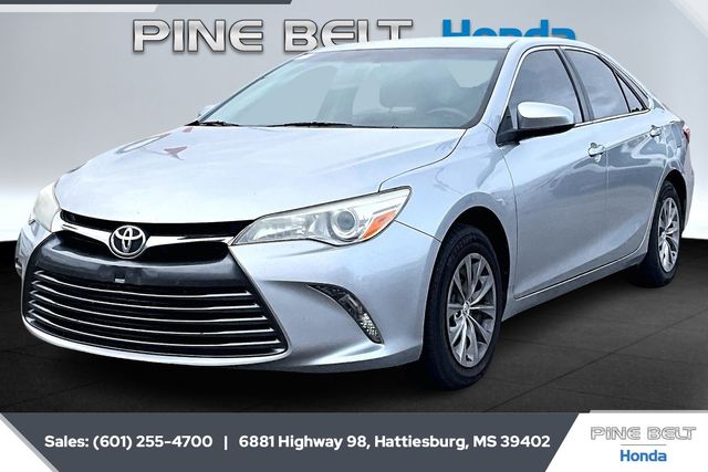 2015 Toyota Camry LE's photo