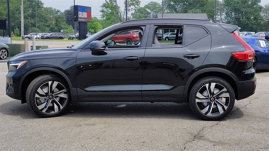 2026 Volvo XC40 photo 4
